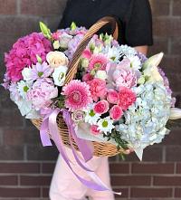 Цветочная композиция из Розы, Хризантемы, Пионы и Лизиантусы в корзине в Сахарово