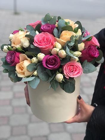 Цветочная композиция из Розы в шляпной коробке в Сахарово