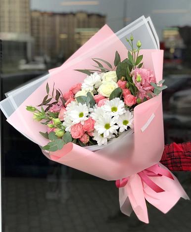 Букет цветов из: Розы, Лизиантусы и Хризантемы в Сахарово